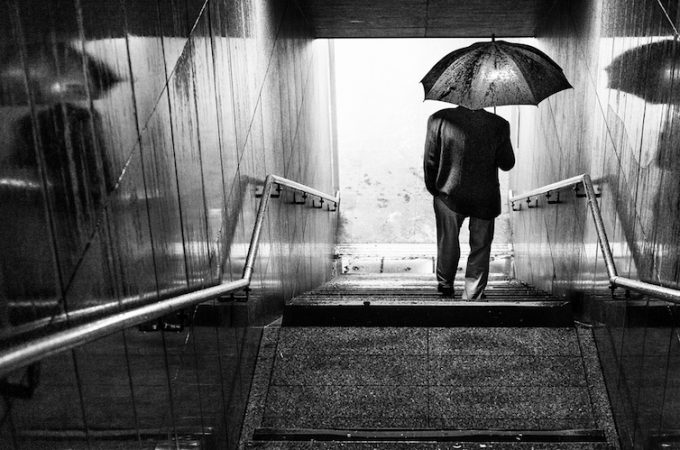 https://arttoframe.com/blog/images/3.-Marius-Vieth-Street-Photography-Rainy-Days.jpg 