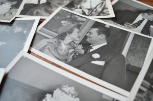 https://arttoframe.com/blog/images/wedding-6-300x199.jpg
